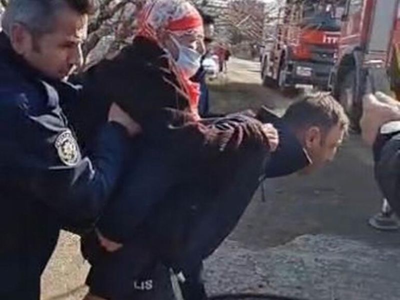 Polis Yangında Mahsur Kalan Kadını Sırtında Taşıyarak Kurtardı