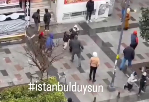 Arnavutköy’de Küçük Çocuklar Cadde Üzerinde İlerleyen Başka Bir Çocuğa Ve Kadına Saldırdı