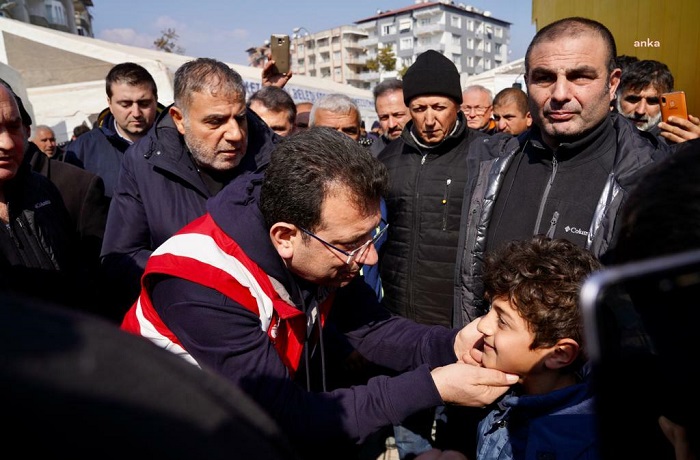 Ekrem İmamoğlu Depremzedelere Sarılarak Kimsesiz Ve Sahipsiz Kalmayacaklarını Söyledi