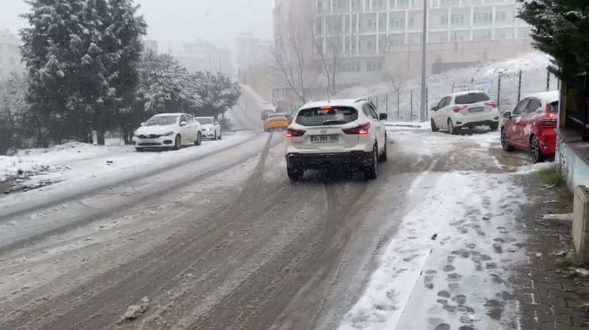 İstanbul’da Kar Etkisini Artıyor, Zorunlu Olmadıkça Evden Dışarıya Ve Araçlarınızla Trafiğe Çıkmayınız.