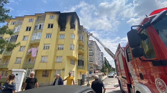 Çorum’da 5 Katlı Binada Yangın: 6 Kişi ve 2 Kedi Dumandan Etkilendi