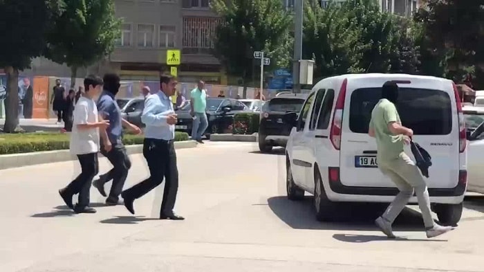 Çorum’da tatbikatı gerçek sanan vatandaşlar, soyguncuları yakalamak için peşinden koştu.