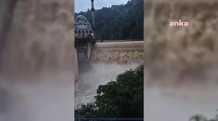 Rize’de dün meydana gelen sağanak yağış nedeniyle Hemşin Deresi taştı.