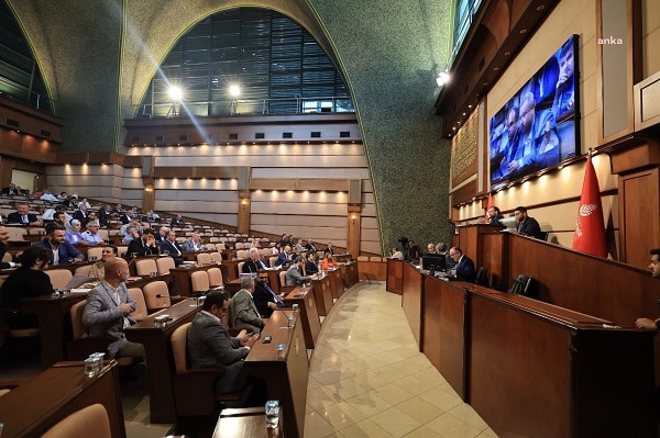 İBB Meclisi, özel halk otobüslerinin sübvanse edilmesi için yönetime 1 milyar liralık borçlanma yetkisi verdi.