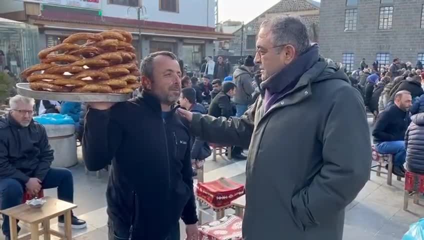 Sezgin Tanrıkulu: “Bugün 100 TL verip bir tepsi simit almak isteyen siyasetçiler var.