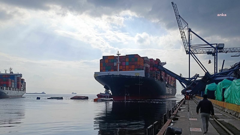 Kocaeli’nin Körfez ilçesinde Hong Kong bayraklı gemi, özel limana çarptı.