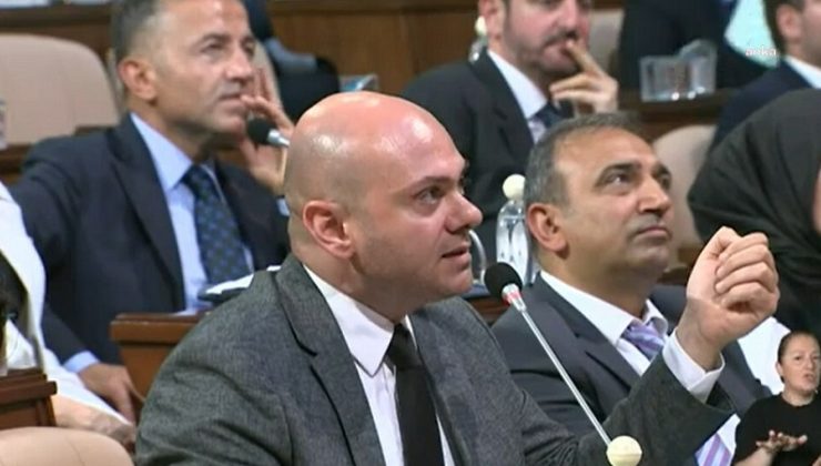 İBB Meclisi’nde “Azmanbüs” tartışması… CHP’li Özcan: “Adalıların benimsediği Adabüs’lerin tescilleri UKOME’de uzatılmadı”