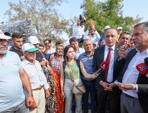 CHP lideri Özel, Gaziantep’te yolunu kesen fıstık üreticilerinin derdini dinledi