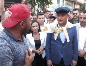 Çiftçiler CHP Lideri Özgür Özel’in önüne domates ve patlıcan döktü… “Seçimi hızlandıralım”