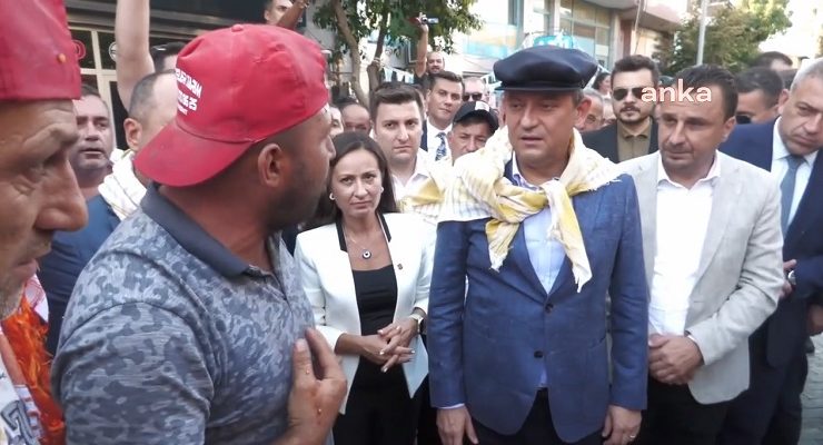 Çiftçiler CHP Lideri Özgür Özel’in önüne domates ve patlıcan döktü… “Seçimi hızlandıralım”