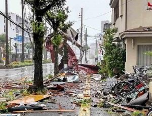 Japonya, 4 kişinin hayatını kaybettiği tayfun nedeniyle alarmda