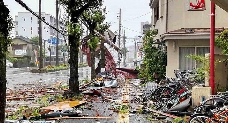 Japonya, 4 kişinin hayatını kaybettiği tayfun nedeniyle alarmda