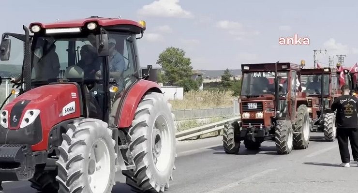 Mazot alamayan çiftçinin Uşak’taki traktörle eylemi kısa sürdü. Mazot bitti