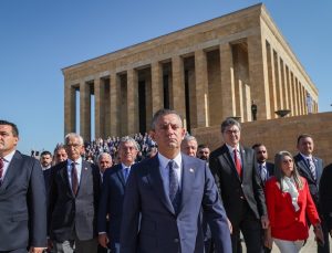 Özgür Özel başkanlığındaki heyet, CHP’nin 101’inci kuruluş yıl dönümü dolayısıyla Anıtkabir’i ziyaret etti