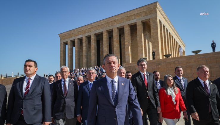 Özgür Özel başkanlığındaki heyet, CHP’nin 101’inci kuruluş yıl dönümü dolayısıyla Anıtkabir’i ziyaret etti