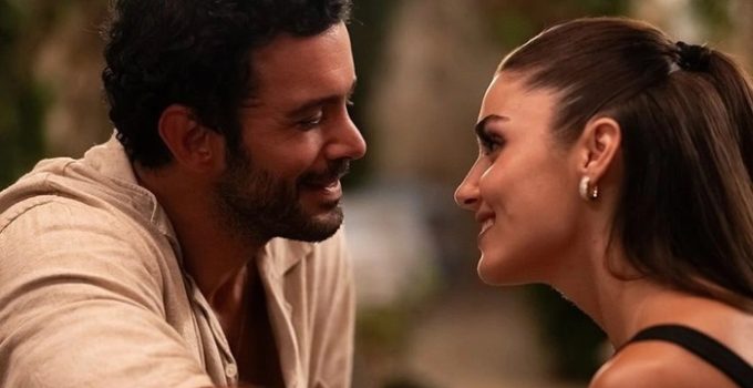 Hande Erçel ve Barış Arduç’lu Rüzgara Bırak filminin Almanya galasına büyük ilgi