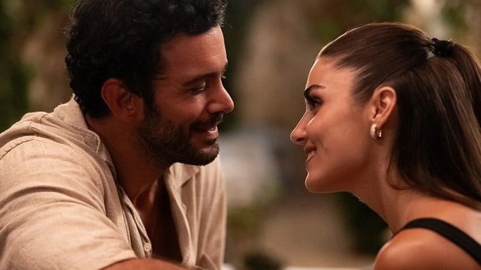 Hande Erçel ve Barış Arduç’lu Rüzgara Bırak filminin Almanya galasına büyük ilgi